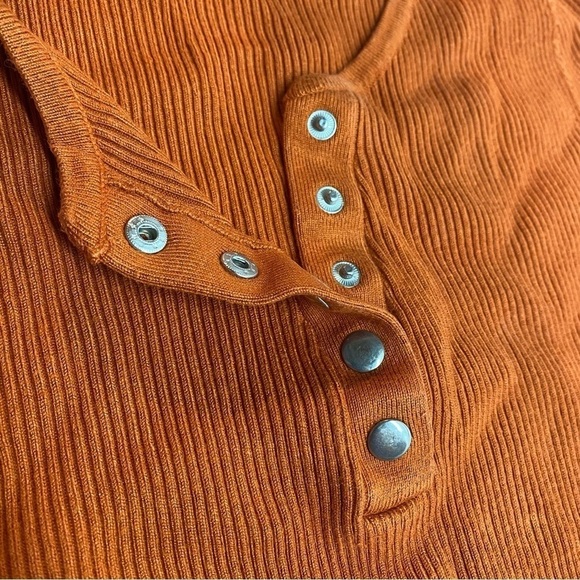 Garage Orange Henley Rib Knit Cropped Long Sleeve Tee Size Medium - Picture 6 of 8